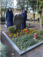 Am Grab von Karl und Adele Kaiser