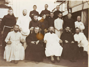 Alois Baumeister (3.v.l., mit Tropenhelm) auf dem Schiff nach China