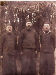  Alois Baumeister (m.) mit Mitbrüdern