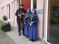 Pfarrer Trautmann überreicht Coesfelder Kreuze an die Schwestern