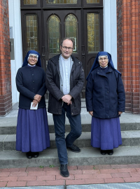 Vor dem Eingang Missionshauses